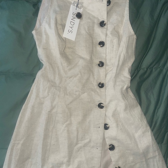 Chic Women's Cream Dress with Black Buttons - Picture 3 of 6